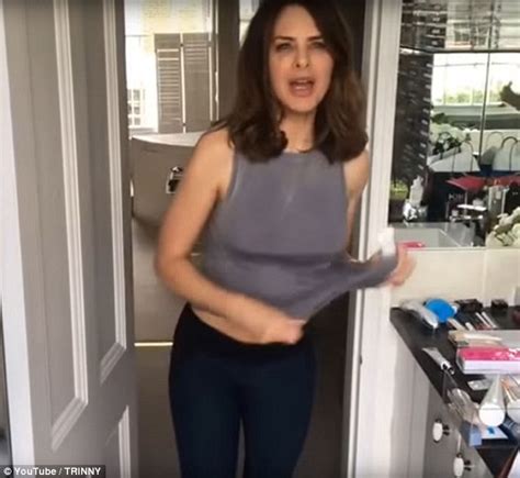 Trinny Woodall accidentally flashes her BARE BREAST in。